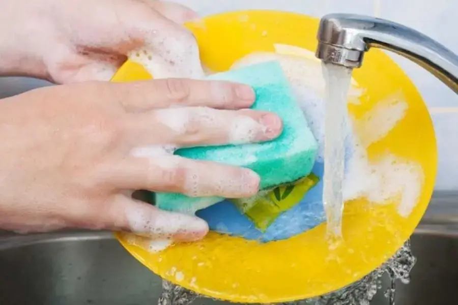 Miếng rửa chén chỉ nên dùng riêng cho việc rửa chén (ảnh: bachhoaxanh.com)