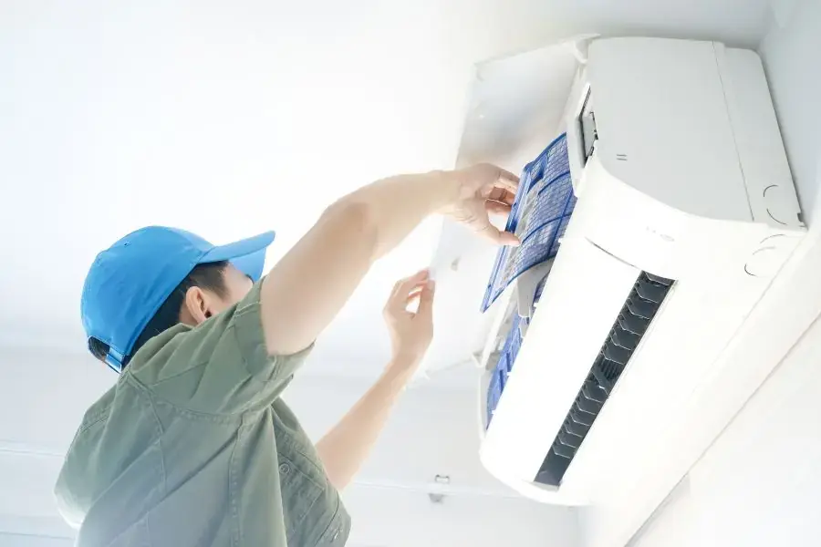 Nhấc nhẹ nhàng nắp máy lạnh Casper ra ngoài sau khi tháo hết ốc vít cố định