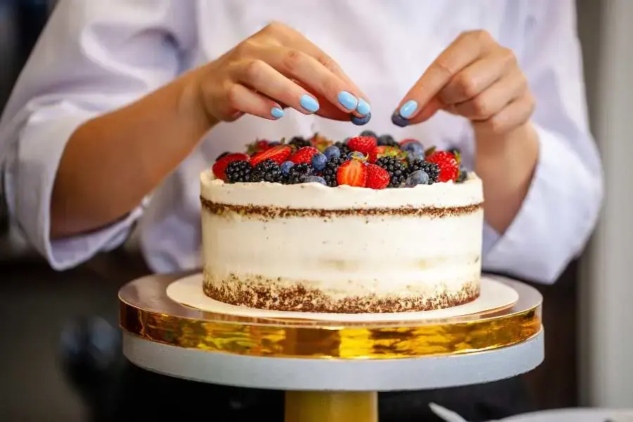 Tự làm bánh kem với các nguyên liệu ít calo như bột yến mạch, hoa quả,...