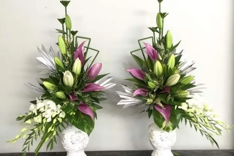 Cắm hoa đẹp theo hình chóp nón.