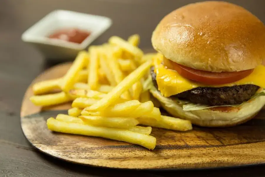 Bánh mì kẹp phô mai và trái cây chứa nhiều tinh bột