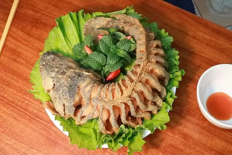 Cá chép chiên xù béo ngậy nên ăn cùng các loại rau sống hoặc cuốn bánh tráng, chấm nước mắm chua ngọt là chuẩn bài