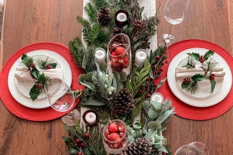 Decor bàn tiệc Giáng Sinh ngoài trời với hoa lá đẹp mắt.