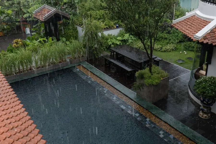 Theo quan niệm xưa, trời mưa cũng giúp xua đuổi năng lượng tiêu cực trong nhà.