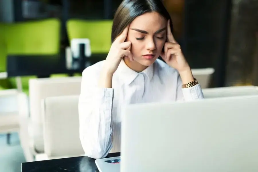 Nhói, rát tại vùng thái dương là triệu chứng của đau đầu từng cơn.