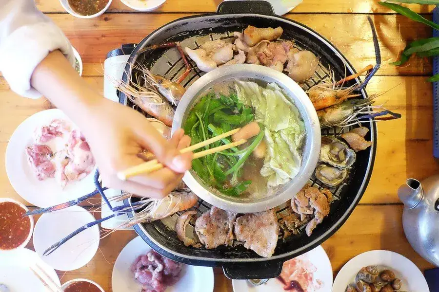 Lẩu hải sản thập cẩm thơm ngon với các nguyên liệu thân quen