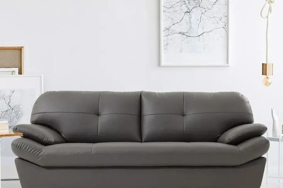 Gia đình có em bé nên chọn sofa màu xám để khó nhìn thấy vết bẩn