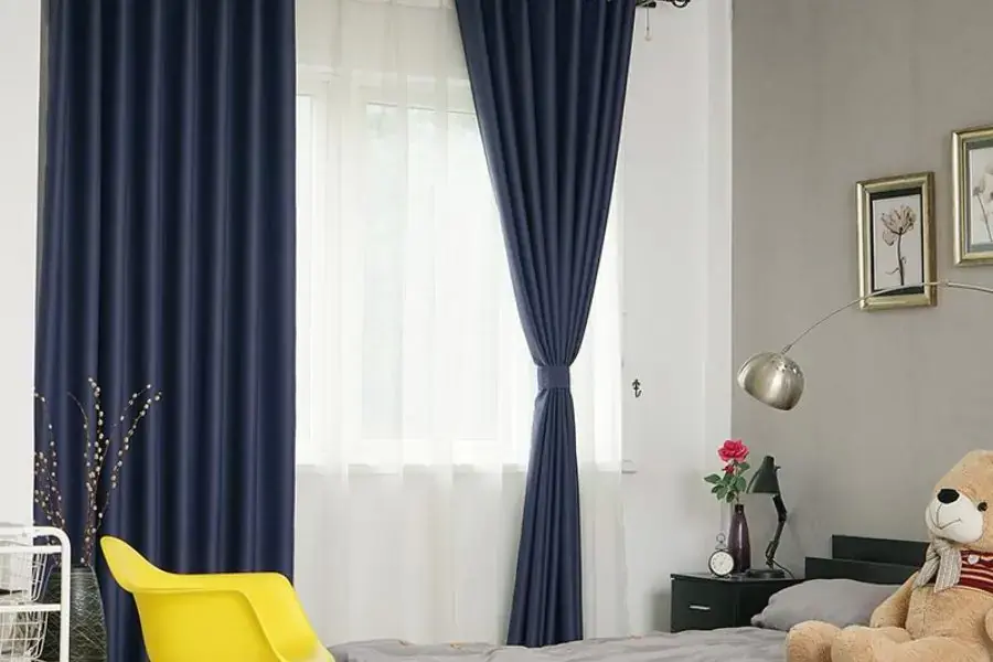 Giá thành rèm cửa vải gấm cao hơn nhiều so với các loại vải còn lại