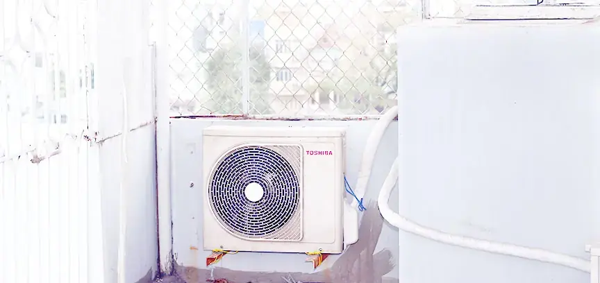 Nên để cục nóng cách xa dàn lạnh để tránh tình trạng cả 2 bộ máy gây ra tiếng ồn trên cùng 1 mảng tường