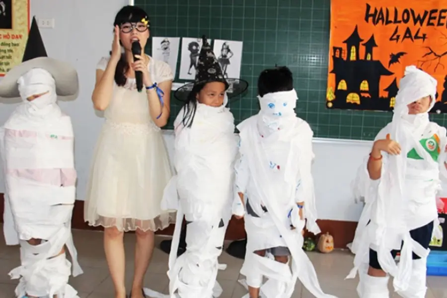 Trò chơi Halloween này biến các bạn nhỏ thành xác ướp cực kỳ dễ thương.
