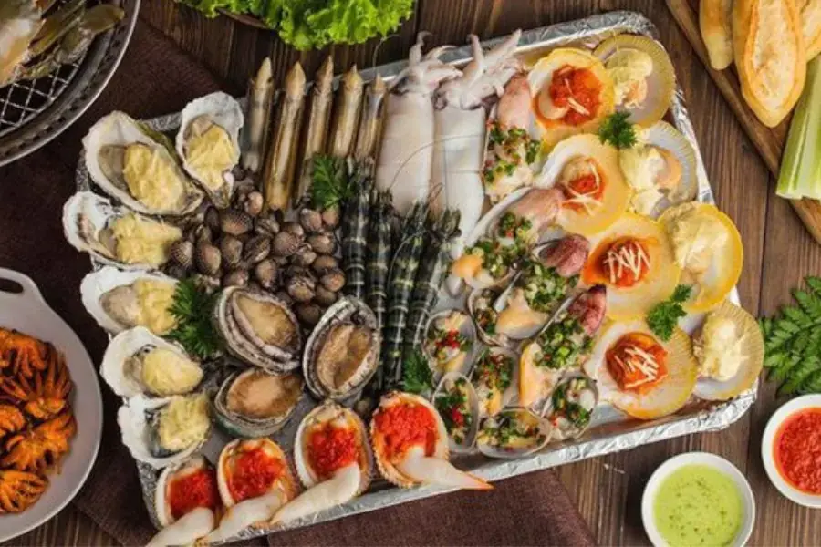 Chuẩn bị các nguyên liệu ăn lẩu như tôm, mực, hàu,...