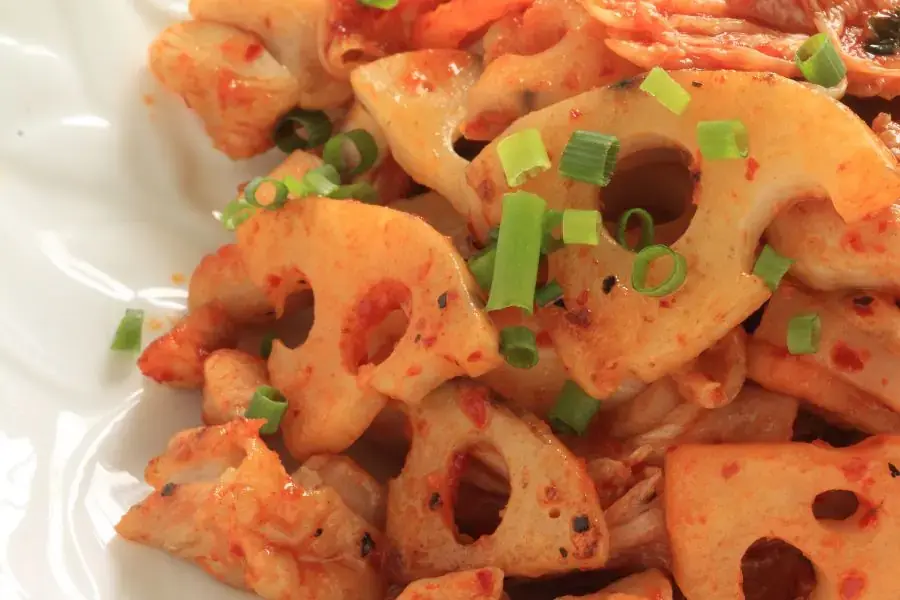 Kết hợp ăn kèm cùng kim chi củ sen