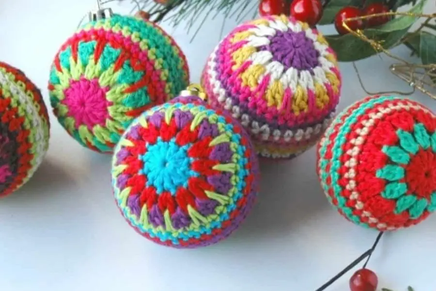 Quả châu Noel móc len tỉ mỉ và sáng tạo.