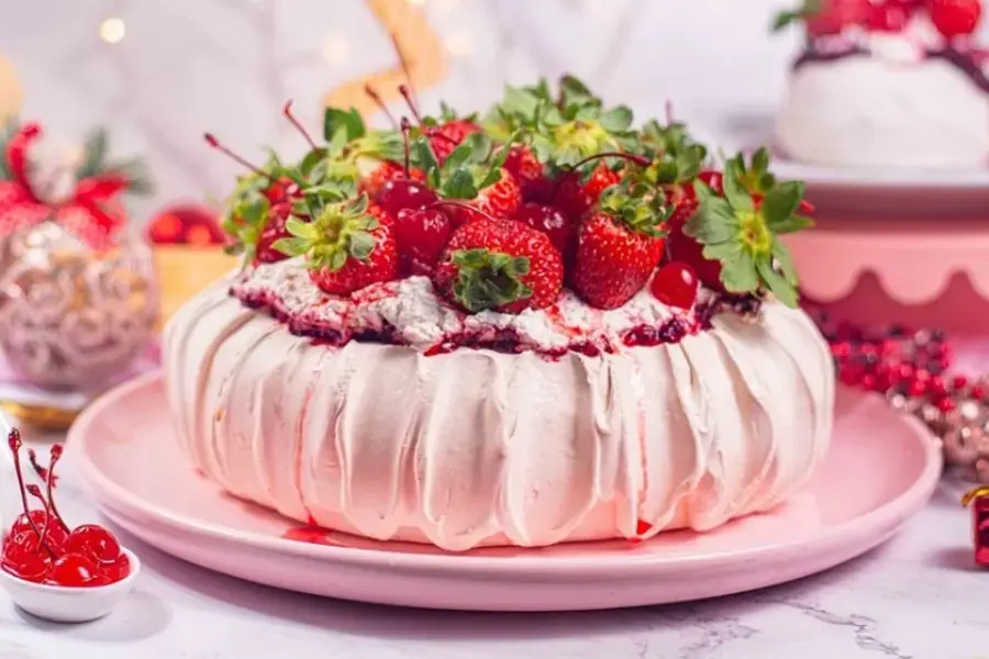 Bánh được trang trí lớp dâu tây thơm ngon bắt mắt.