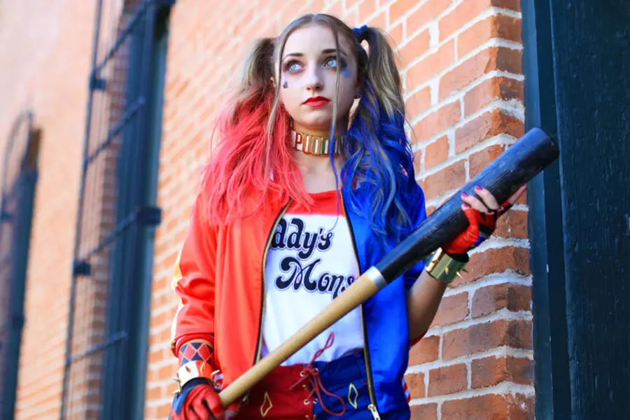 Hóa trang theo phong cách Harley Quinn.