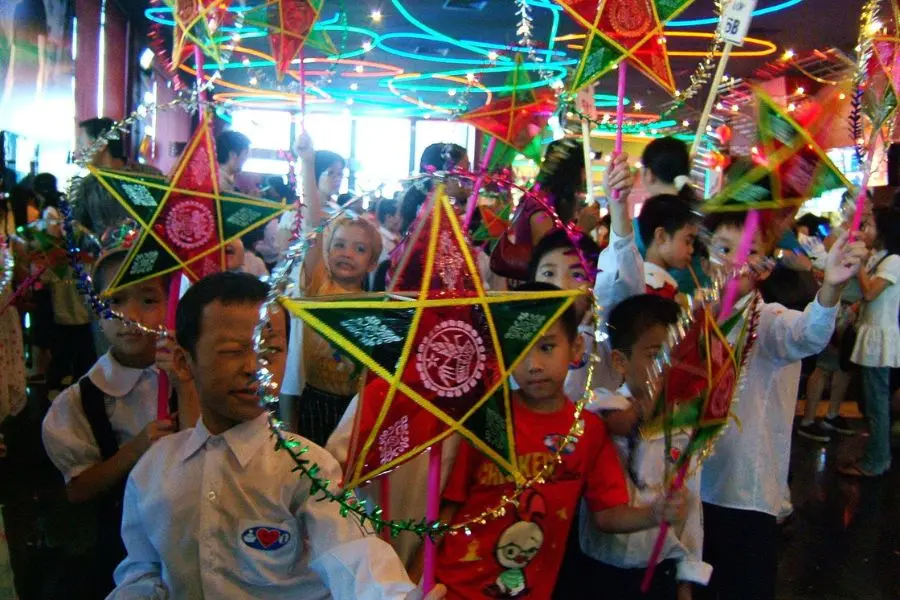 Rước đèn Trung thu là một hoạt động quan trọng và không thể thiếu vào dịp Trung thu.