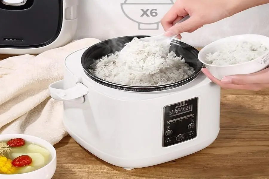 Dùng muỗng hoặc đũa để cất hết thức ăn ở trong nồi.