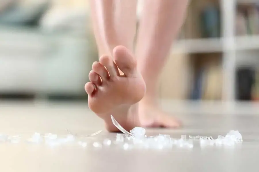 Nguy hiểm từ những mảnh vỡ thủy tinh (nguồn: Shutterstock.com)