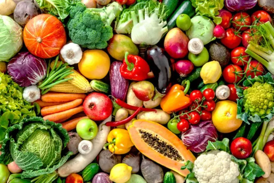 Dù là trong giai đoạn nào, các mẹ bầu cũng nên đảm bảo cung cấp đủ vitamin và chất xơ trong khẩu phần ăn.