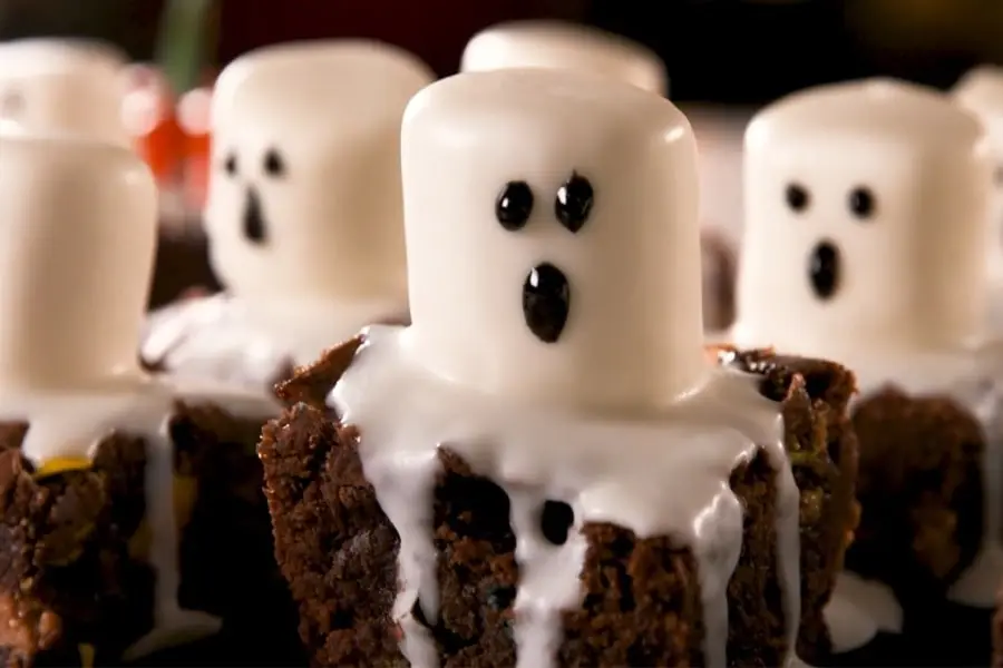 Kết hợp giữa màu trắng và nâu đen để tạo nên chiếc bánh brownie ngộ nghĩnh.