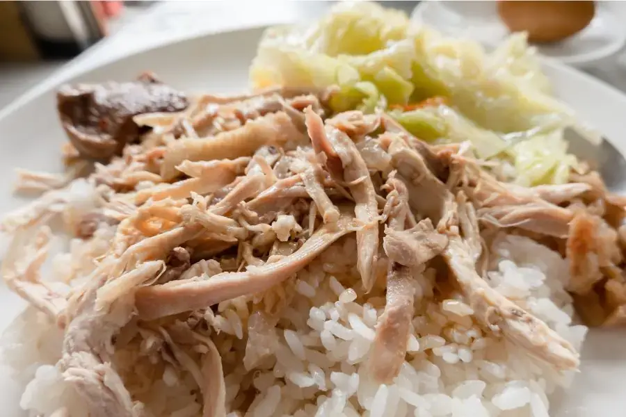 Một phần cơm gà xé đầy đủ chất cho bữa ăn của bé