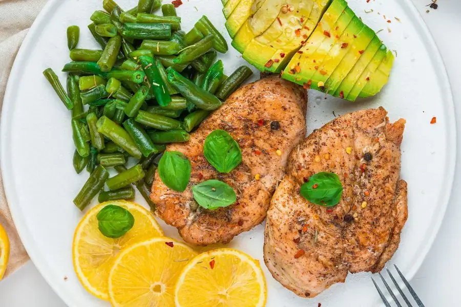 Ức gà là món ăn ít calo nhưng có đủ protein duy trì năng lượng cho cơ thể