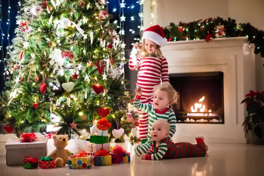 Ngỡ ngàng trước phong cách decor cây thông Giáng Sinh nhiều màu sắc cùng đèn, quà sáng rực rỡ.