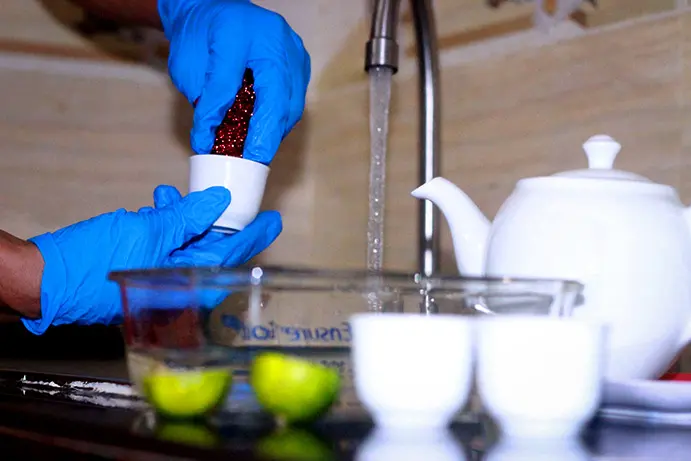 mẹo vệ sinh tác trà với chanh và muối