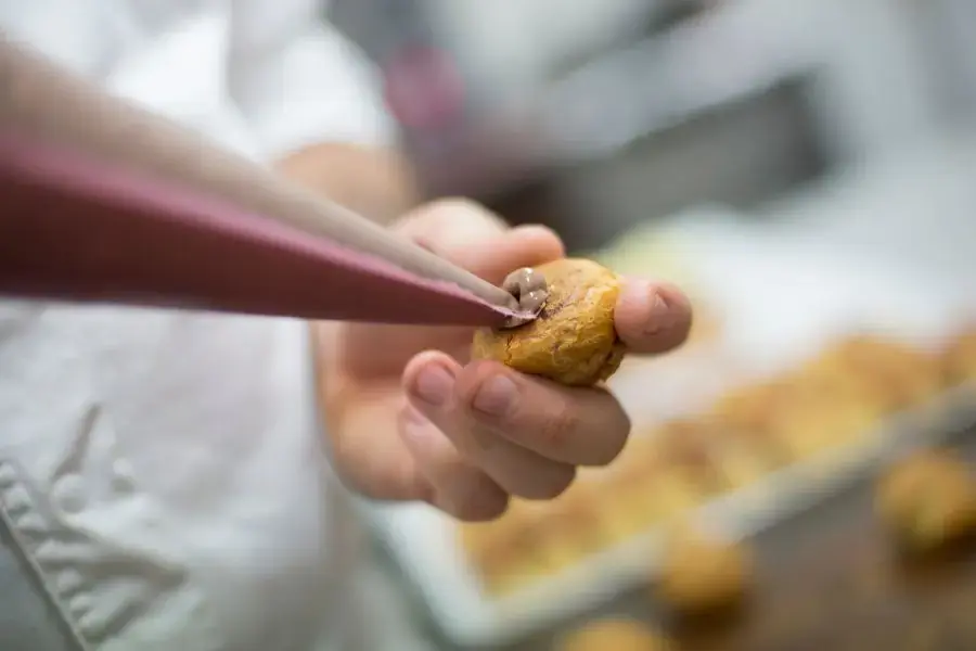 Bơm nhân, trang trí bánh theo ý thích rồi thưởng thức.