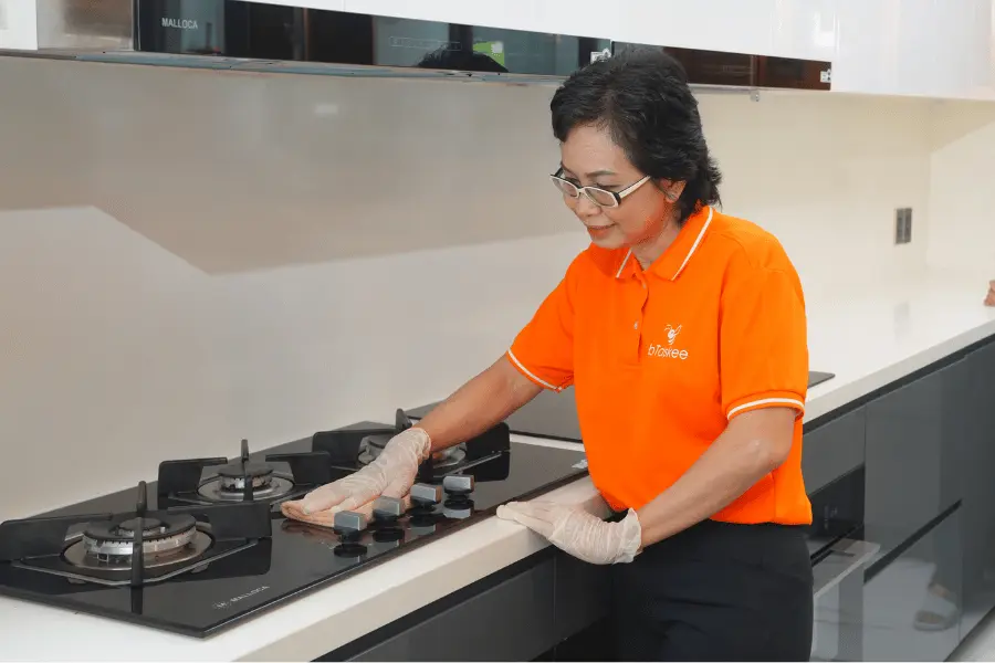 bTaskee home cleaning service thoroughly cleans the entire kitchen area.