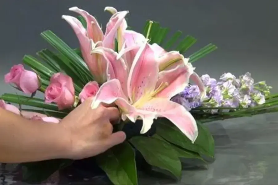 Hoàn thành cắm hoa bàn thờ Chúa