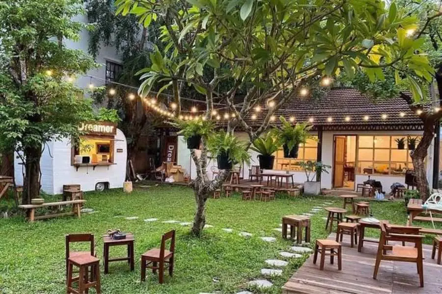 Tận dụng tán lá cây lớn làm mái che cho sân vườn