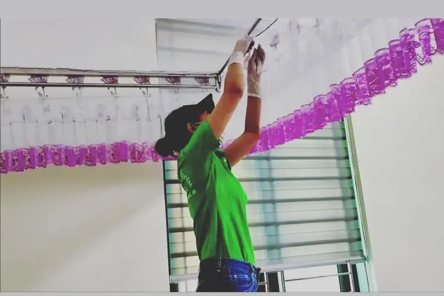 Cố định chắc chắn phần đỉnh màn