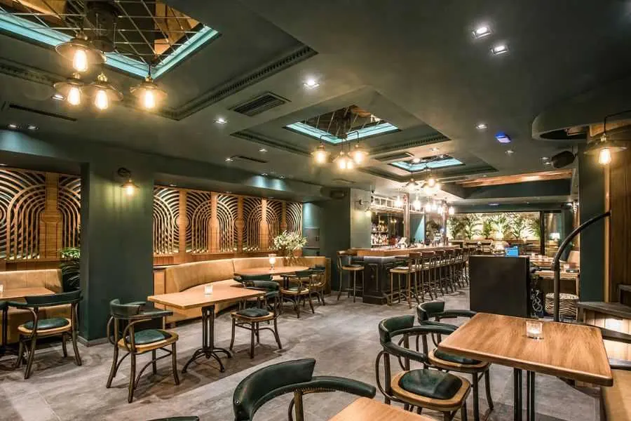 Không gian quán cafe sang trọng phù hợp với bạn bè, đồng nghiệp.