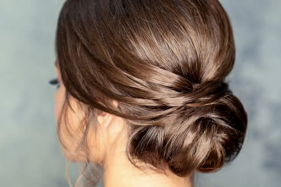 Tóc búi chignon phù hợp cho những buổi tiệc sang trọng đêm Noel.