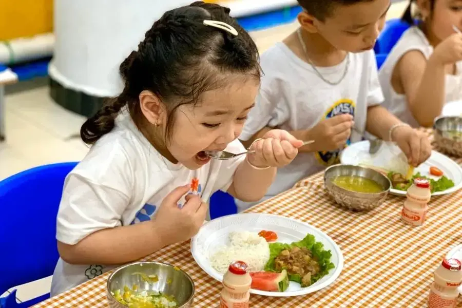 Chuẩn bị thực đơn ăn uống đầy đủ chất dinh dưỡng cho trẻ mầm non