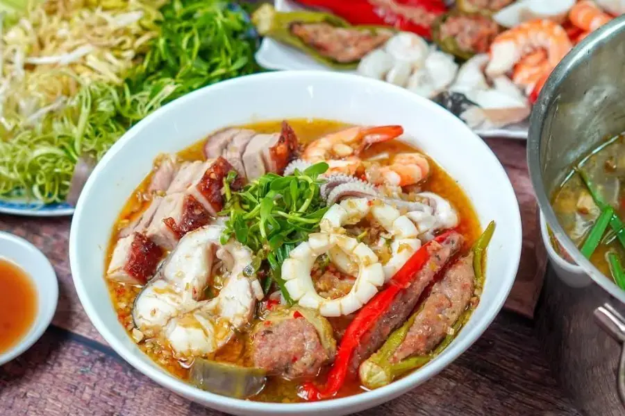 Bún mắm có một hương vị đặc trưng từ mắm cùng các loại hải sản