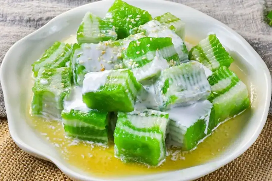 Món bánh đúc lá dứa thơm, dẻo, mềm mịn