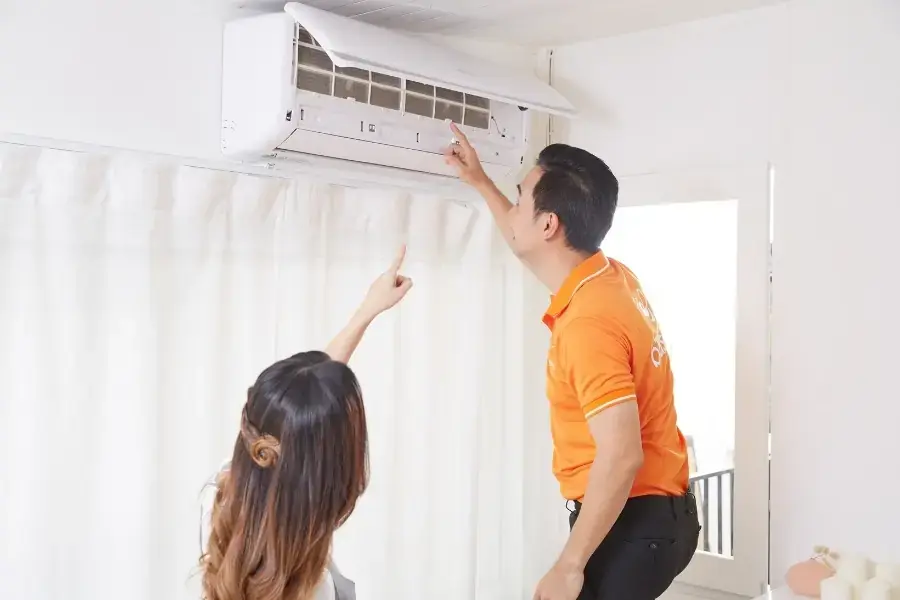 Kiểm tra tình trạng máy và tư vấn cho khách hàng