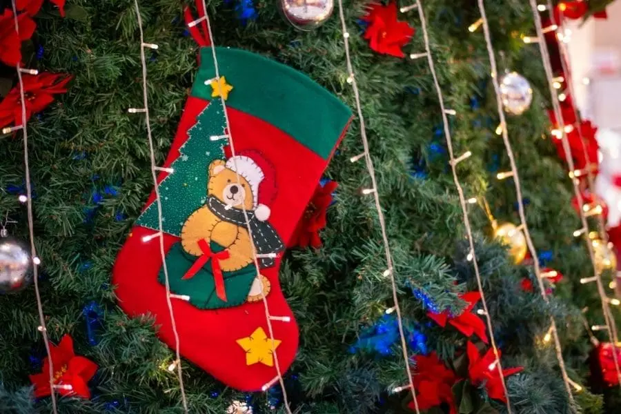 Tất Noel cũng được sử dụng như phụ kiện trang trí làm nổi bật cho cây thông Noel.