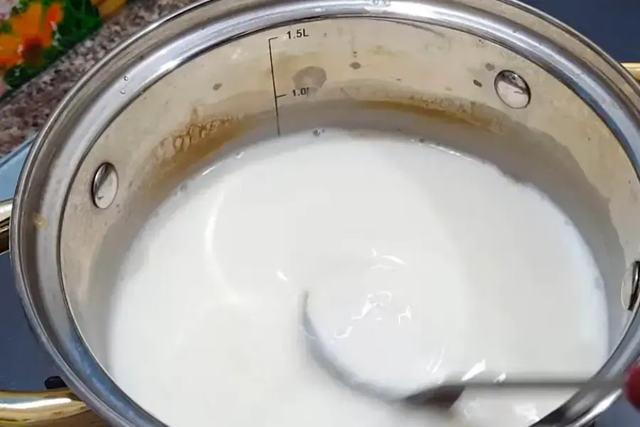 Nấu nước cốt dừa để ăn kèm với chè củ năng