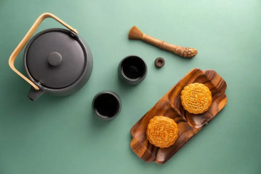 Bánh nướng truyền thống nhân thập cẩm được ép khuôn và nướng.