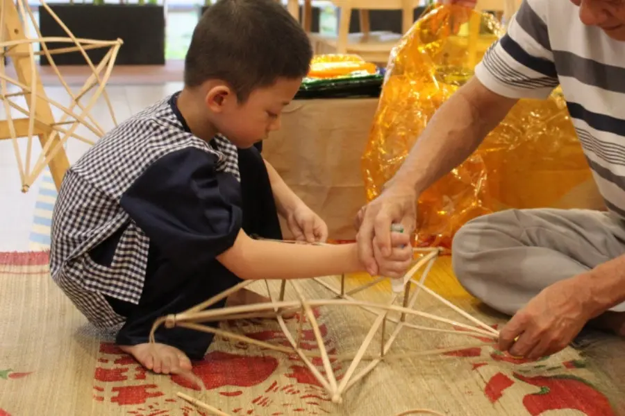 Bé cùng bố mẹ tự tay làm lồng đèn Trung Thu, tạo thêm niềm vui trước đêm Rằm.