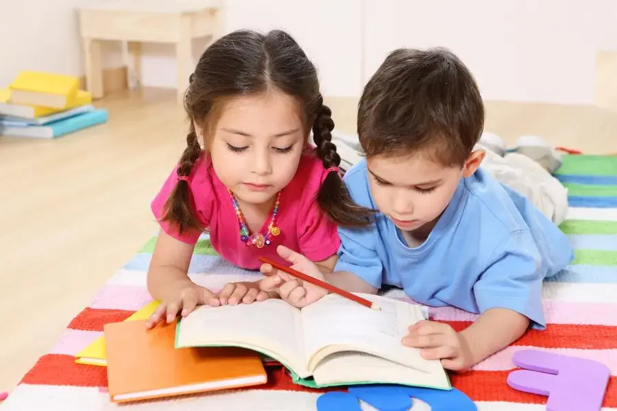 Màu sắc đơn giản của thảm xốp tạo không gian đơn giản, thẩm mỹ