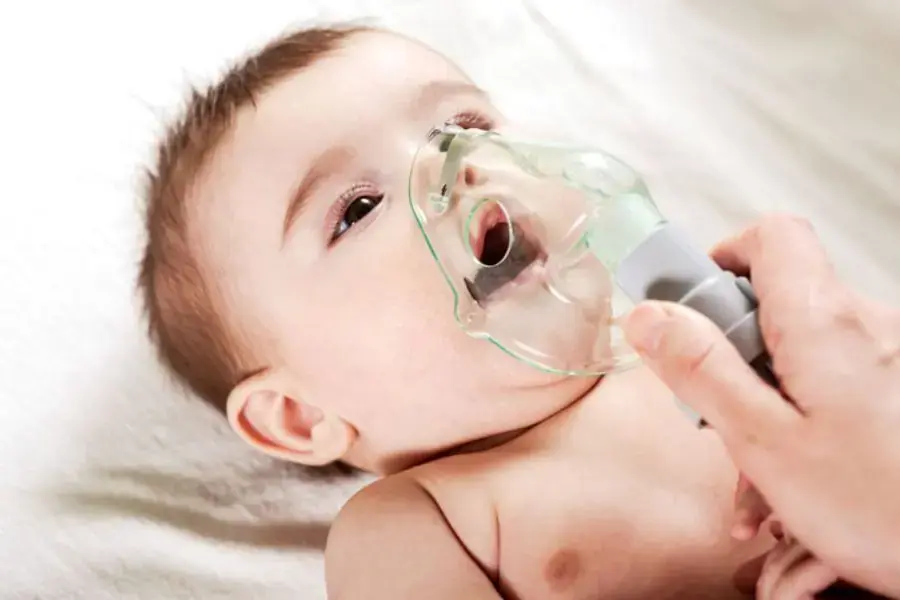 Nằm phòng điều hòa quá 4 giờ có thể khiến bé bị rối loạn hô hấp