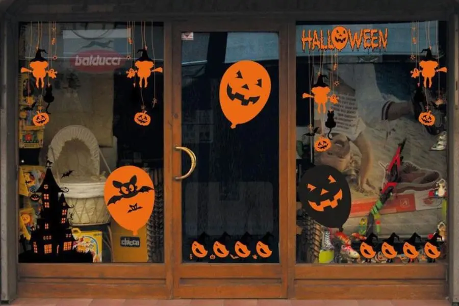 Gợi ý mẫu trang trí cửa quán cà phê Halloween với hình bong bóng mặt quỷ.