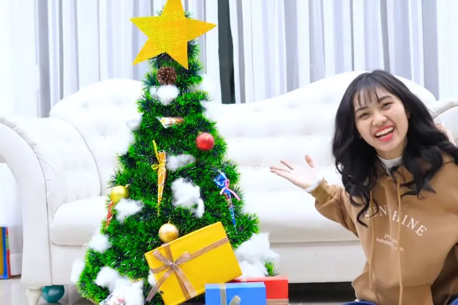Trang trí phụ kiện lên cây thông Noel.