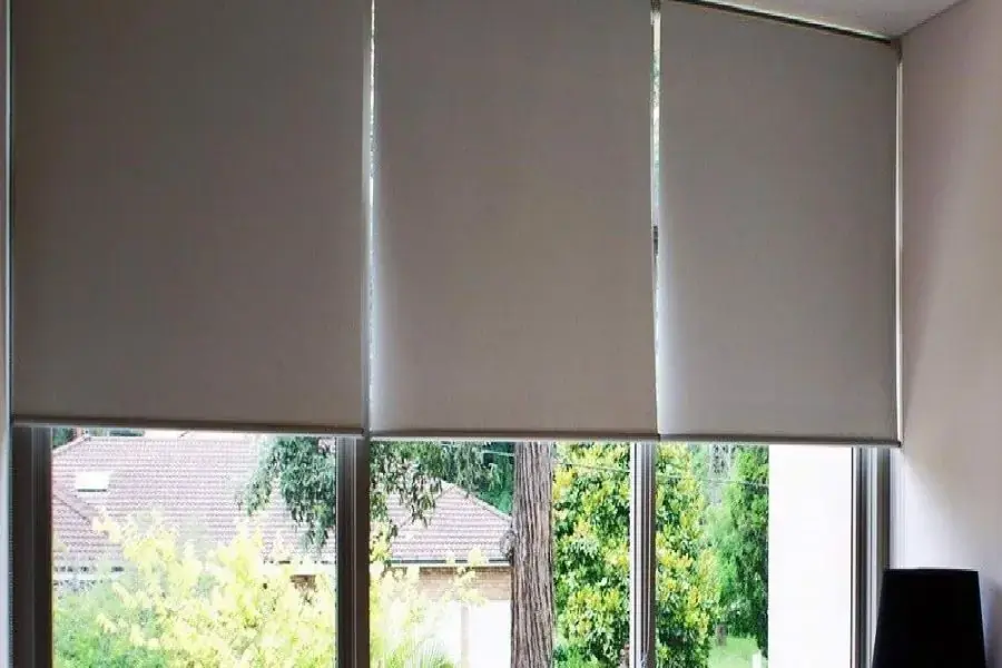 Rèm cuốn cần được vệ sinh 1 tuần 1 lần bằng máy hút bụi