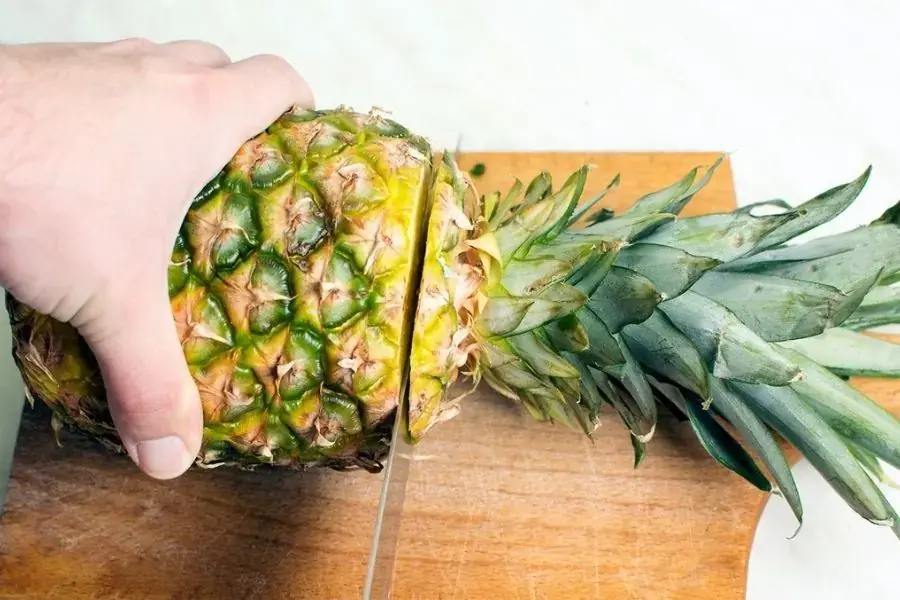 Bước 1: Cắt phần đầu và đuôi dứa