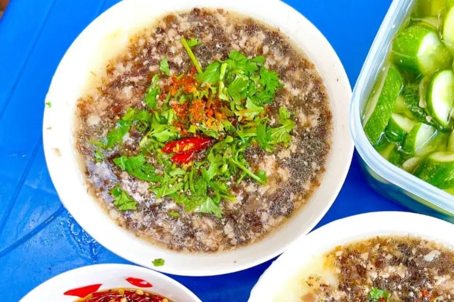Khi thưởng thức, hãy múc bánh đúc vào chén và đặt nhân lên trên.